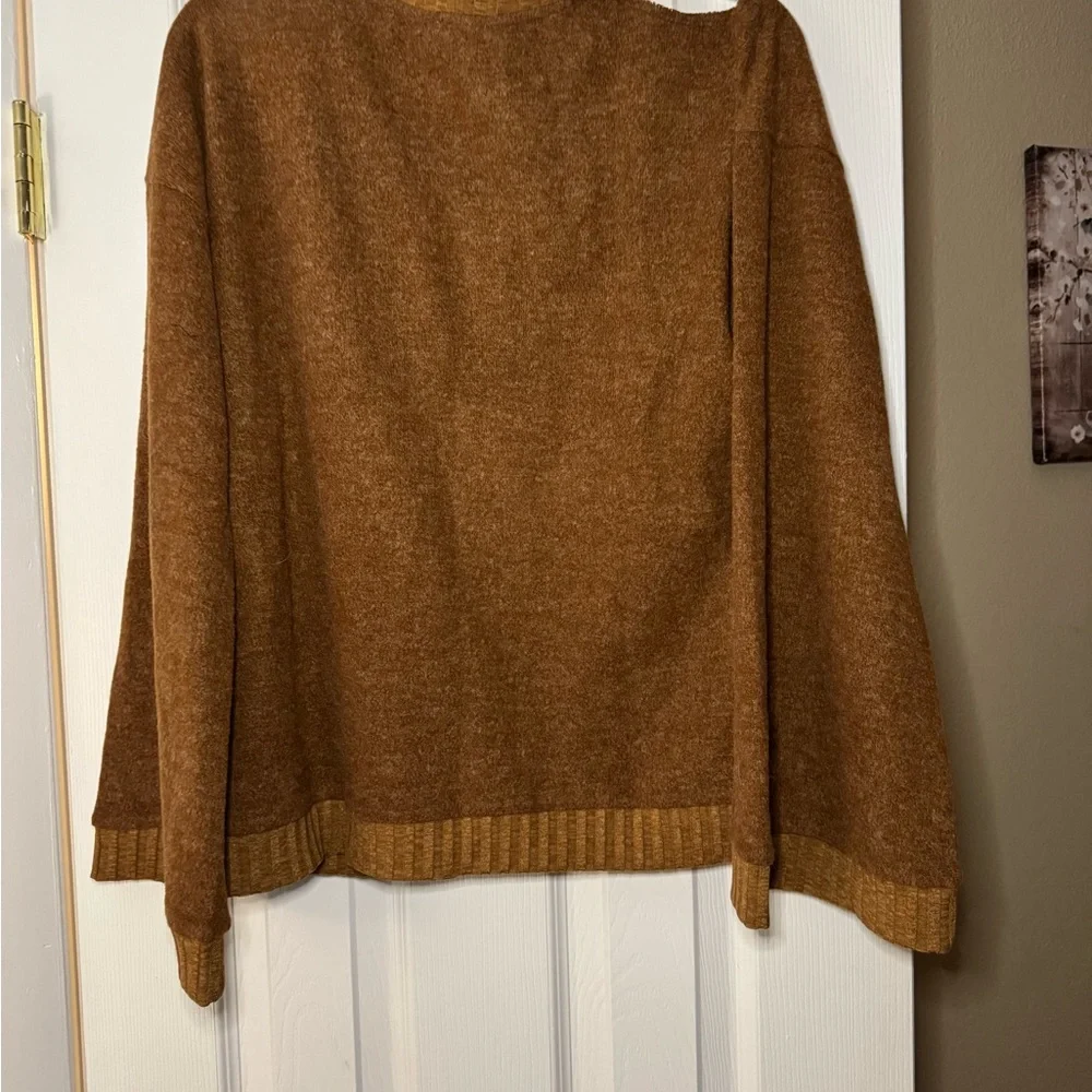Hem & Thread Cold shoulder brown super soft sweater Size M